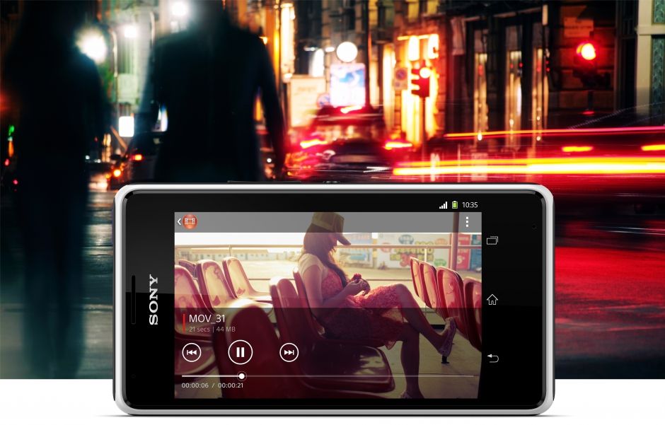 O Xperia™ E1 é um novo smartphone Android da Sony, que vem com um display de 4 polegadas desenvolvido com a mesma expertise das TVs Sony.