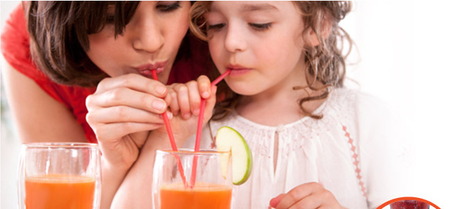 mãe e filha tomando suco em canudos