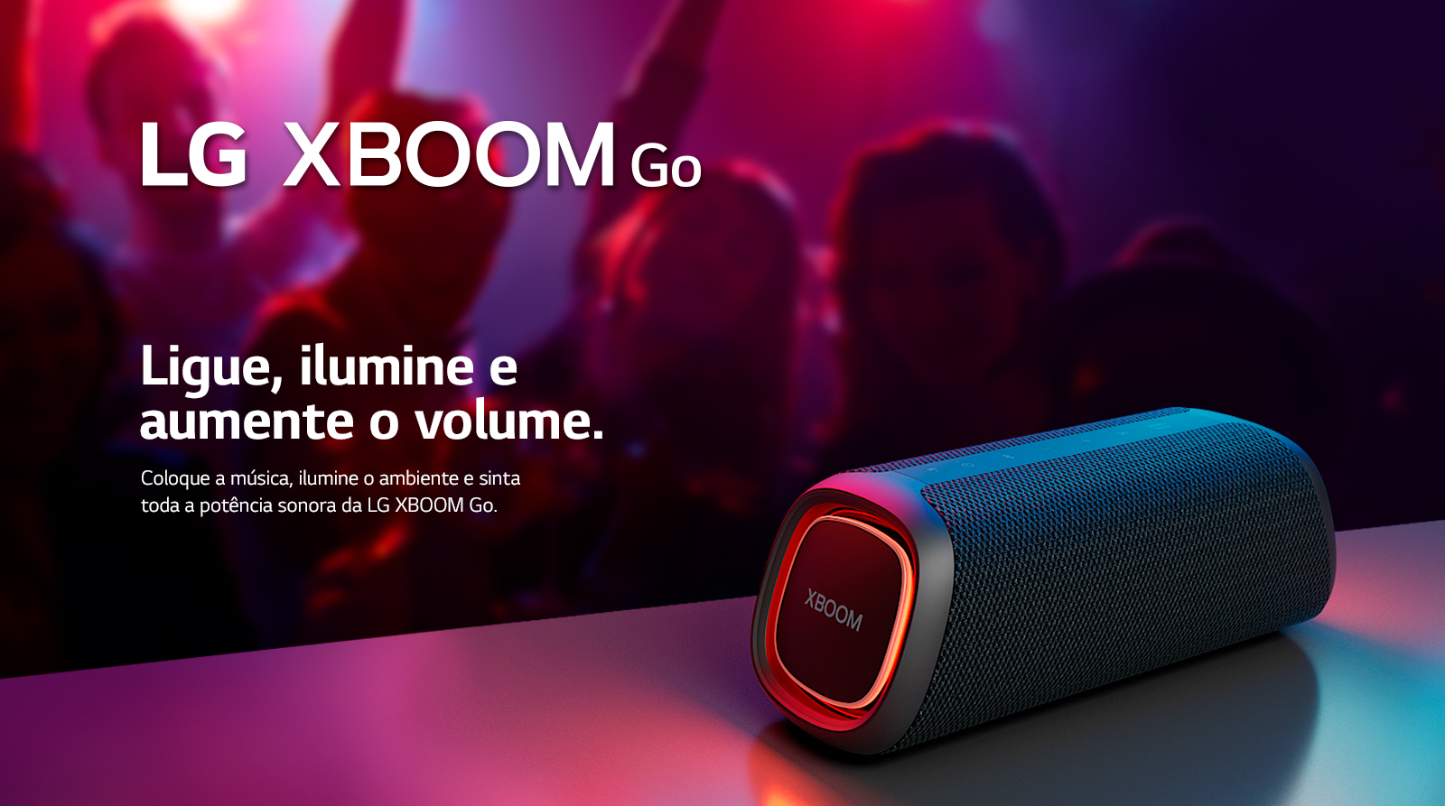 Caixa de som LG XBOOM Go, em meio a uma festa trazendo alegria para quem está ouvindo