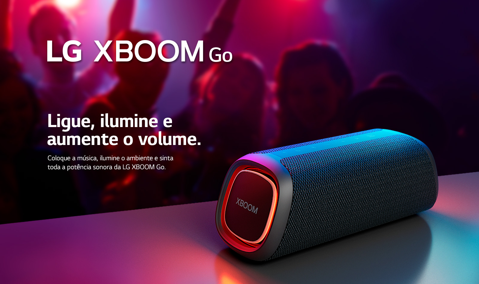 Caixa de som LG XBOOM Go, em meio a uma festa trazendo alegria para quem está ouvindo