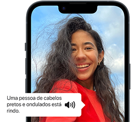 VoiceOver descrevendo a foto de uma pessoa no iPhone.