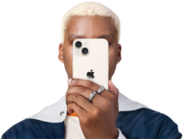 Pessoa segurando um iPhone em frente ao rosto.