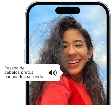 iPhone 15 mostrando o recurso Voiceover falando as informações da imagem, Uma pessoa com cabelo preto ondulado sorrindo