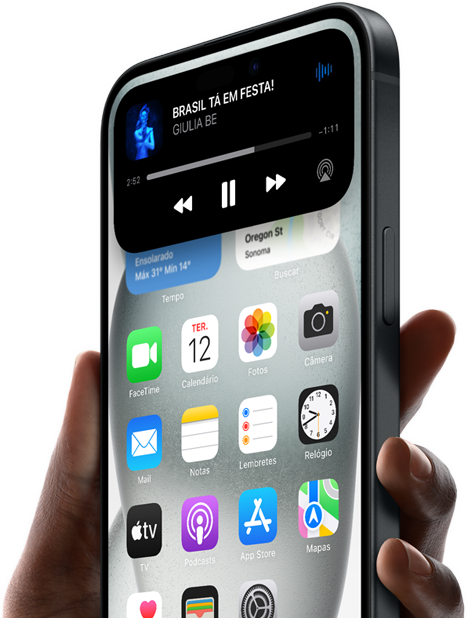 Uma mão segura o iPhone 15, e a Dynamic Island mostra informações sobre uma corrida por aplicativo.