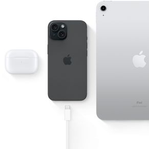 iPhone 15 com porta USB-C mostrando que o mesmo conector pode ser usado com os AirPods Pro e o iPad