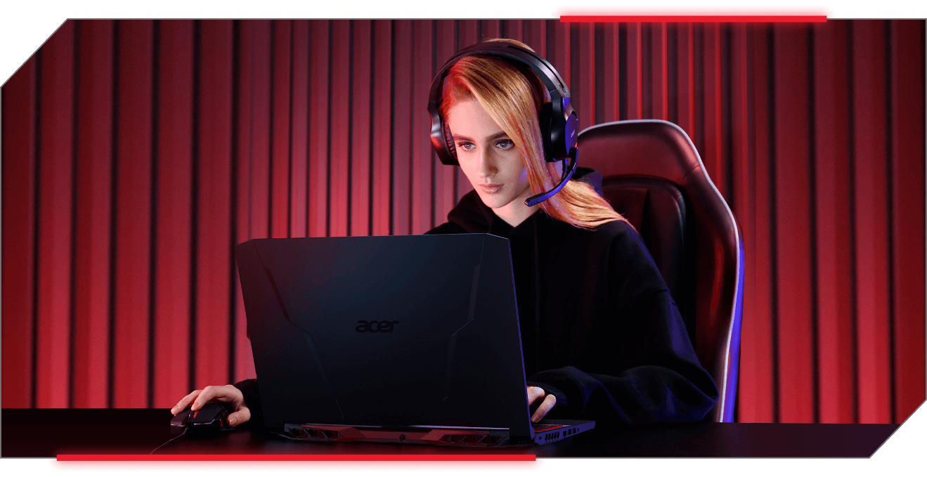 Mulher gamer sentada em cadeira utilizando um computador acer aspire nitro 5 