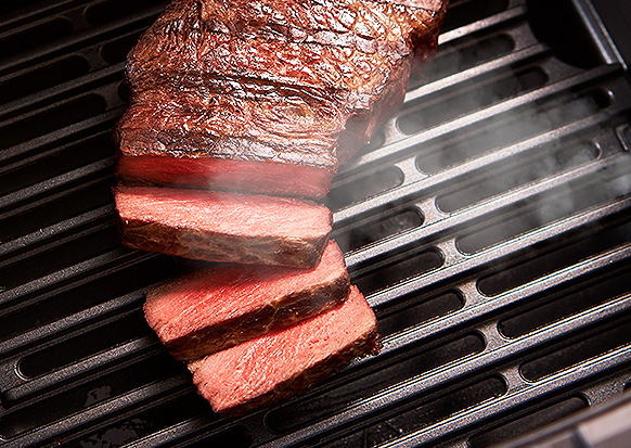 Exclusiva função grill. Faça seu churrasco em casa, grelhados suculentos e saborosos, até com a marquinha da grelha.