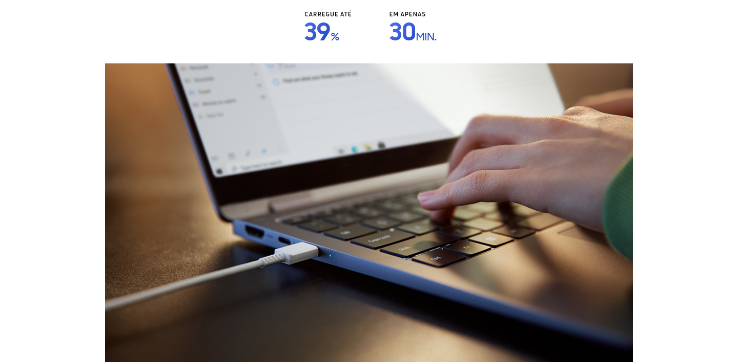 Vista aproximada de uma pessoa digitando no teclado do Galaxy Book4 360 Cinza enquanto o notebook está sendo carregado usando o carregador da caixa e o cabo de dados. CARREGUE ATÉ 39% EM apenas 30 MINUTOS.