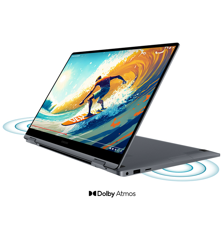 O Galaxy Book4 360 na cor cinza está dobrado para trás até a metade, voltado para a esquerda com um vídeo do YouTube sendo reproduzido em tela cheia e ondas sonoras saindo dos alto-falantes estéreo duplos. O logotipo Dolby Atmos é mostrado.