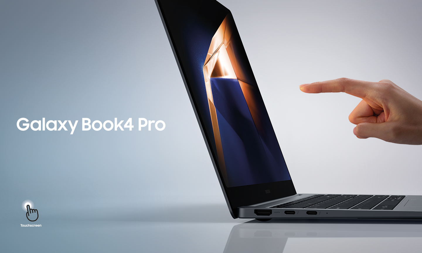 O Galaxy Book4 Pro cinza está aberto, voltado para a direita com um papel de parede verde-escuro e amarelo na tela e a mão de uma pessoa prestes a tocar a tela com um dedo indicador. O ícone da tela sensível ao toque é mostrado.