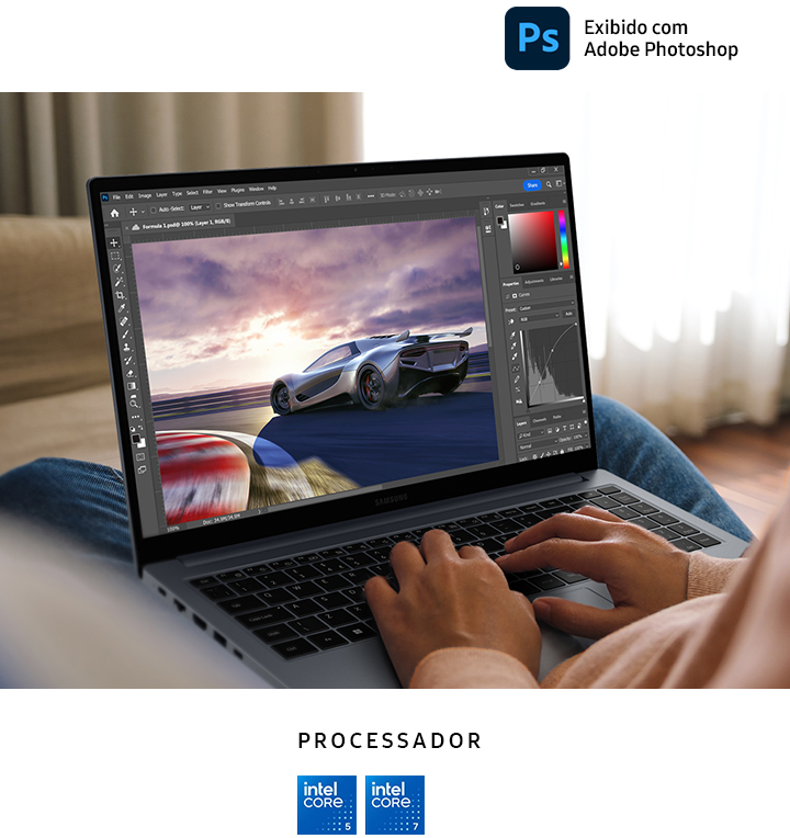 Uma pessoa sentada em casa está usando o Galaxy Book4 Cinza para editar uma imagem de um carro de corrida aberta no aplicativo Adobe Photoshop na tela. São mostrados os logotipos do Adobe Photoshop, dos processadores Intel Core 5, Intel Core 7 e o logotipo gráfico da NVIDIA.