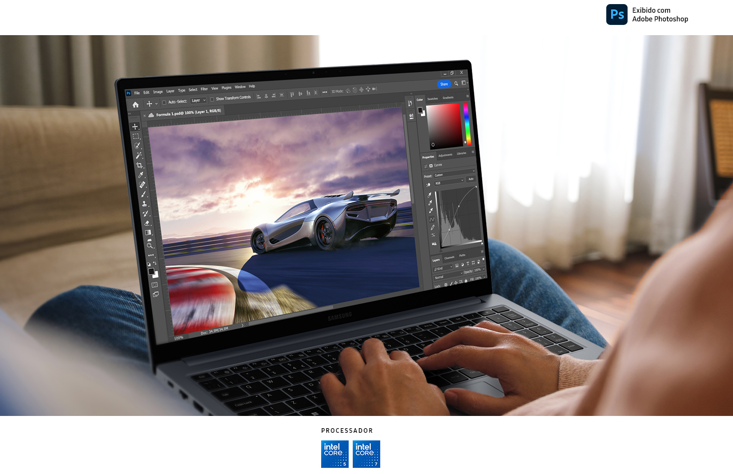 Uma pessoa sentada em casa está usando o Galaxy Book4 Cinza para editar uma imagem de um carro de corrida aberta no aplicativo Adobe Photoshop na tela. São mostrados os logotipos do Adobe Photoshop, dos processadores Intel Core 5, Intel Core 7 e o logotipo gráfico da NVIDIA.