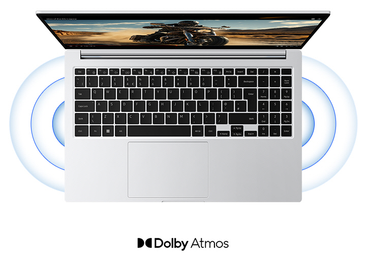 A vista de cima do Galaxy Book4 cinza aberto e voltado para a frente com um vídeo do YouTube sendo reproduzido em tela cheia e ondas sonoras saindo dos alto-falantes estéreo duplos. O logotipo Dolby Atmos é mostrado.