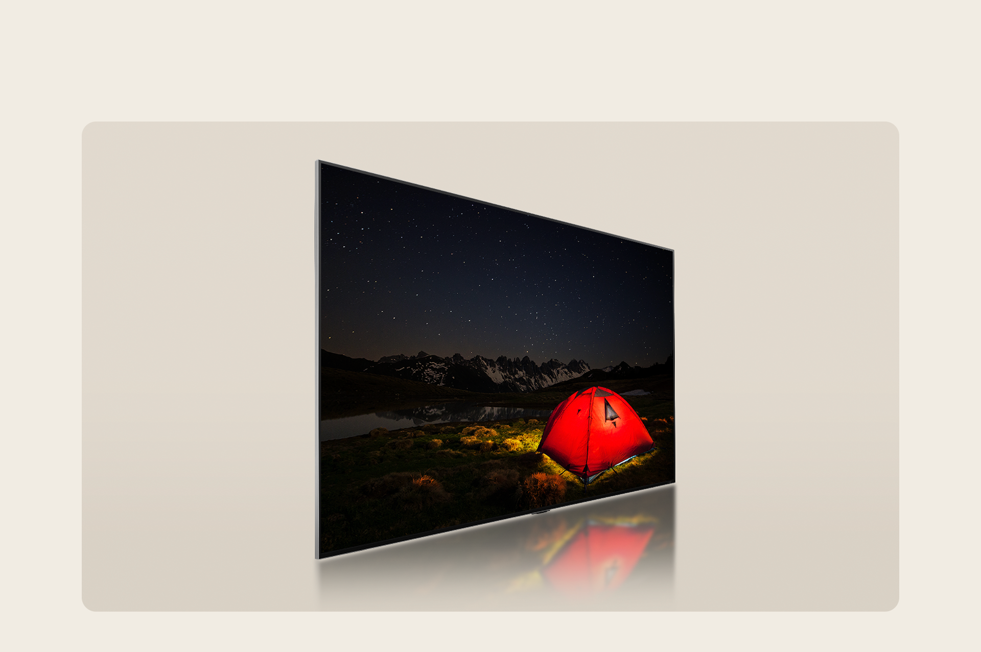 TV LG exibindo uma cena de acampamento noturno com uma tenda vermelha brilhante. Mostrando cores vivas e detalhes do cenário