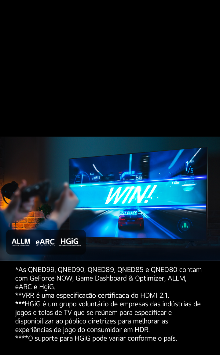 TV LG mostrando um jogo de corrida de carros na linha de chegada, com a placa dizendo 'WIN!'', enquanto o jogador segura o joystick. Os logotipos ALLM, eARC e HGiG estão posicionados no canto inferior esquerdo.