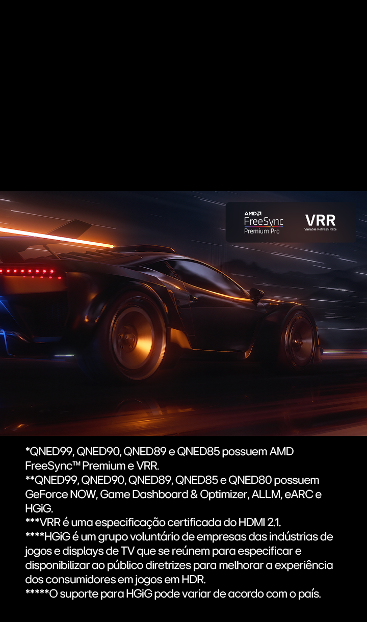 O vídeo abre com uma cena desfocada de um carro em alta velocidade em um jogo de corrida. A cena é aprimorada, resultando em uma ação suave e clara. Logotipo do FreeSync Premium Pro e logotipo do VRR no canto superior direito.