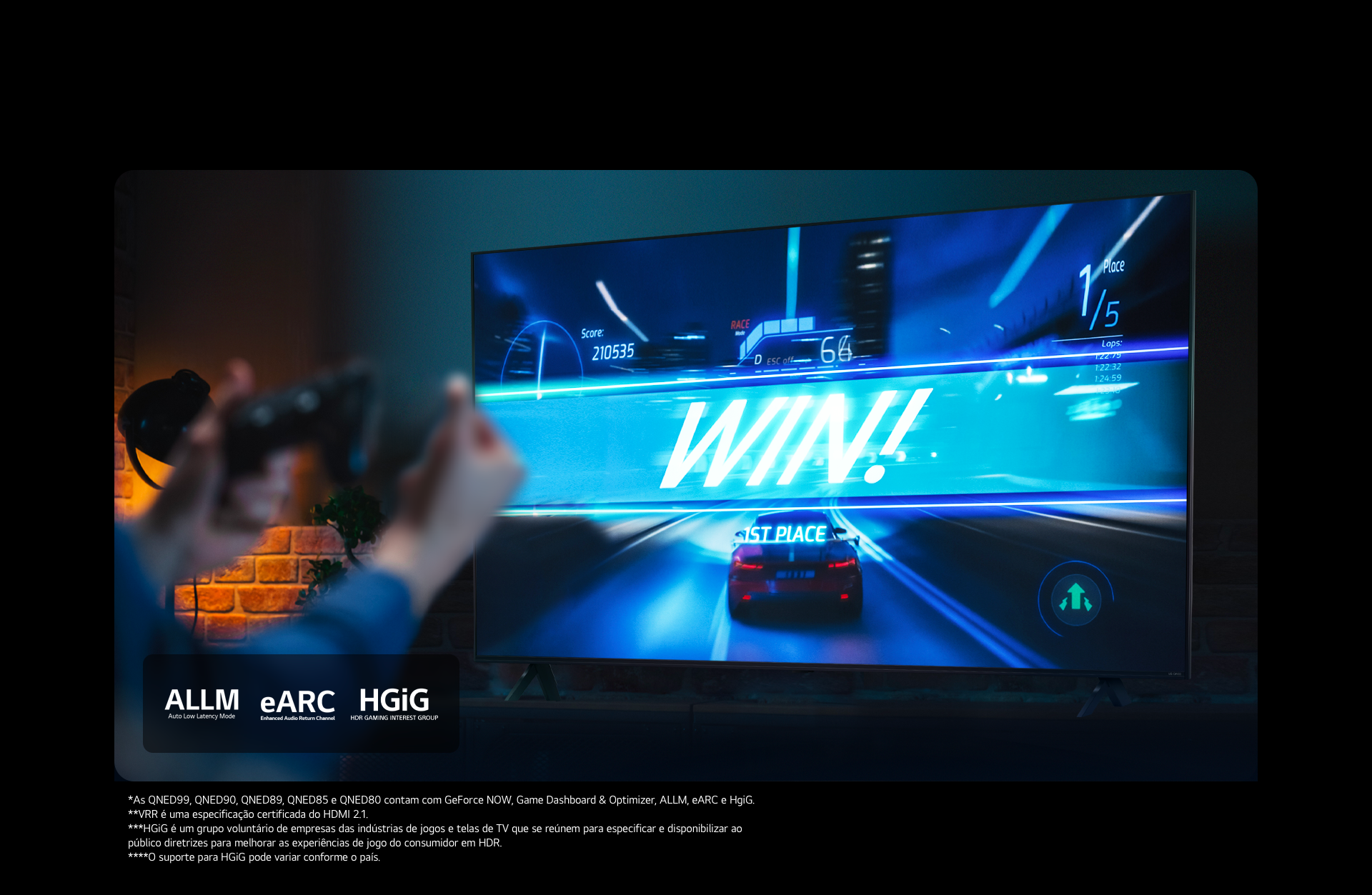 TV LG mostrando um jogo de corrida de carros na linha de chegada, com a placa dizendo 'WIN!'', enquanto o jogador segura o joystick. Os logotipos ALLM, eARC e HGiG estão posicionados no canto inferior esquerdo.