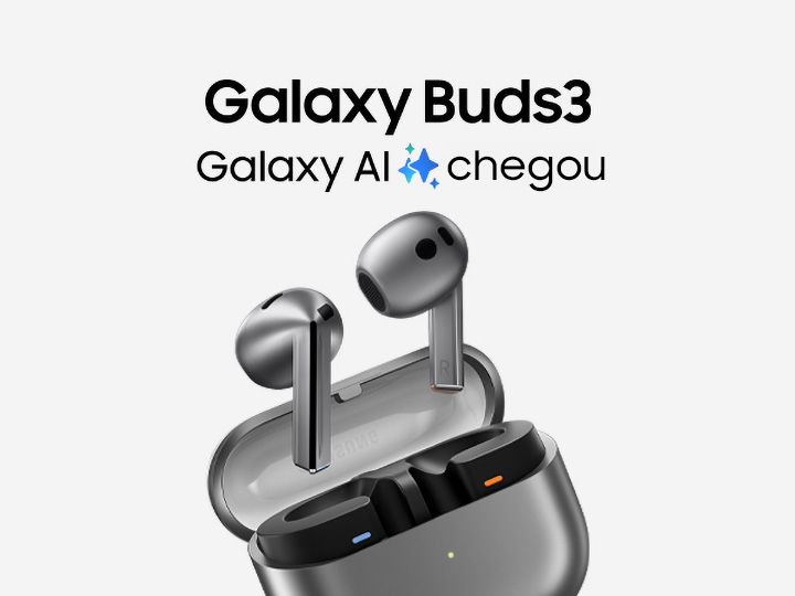 Um par de fones de ouvido Galaxy Buds3 cinzas pairando acima da caixa aberta que está inclinada para a esquerda.  Galaxy Buds3 em texto. O Galaxy AI chegou em texto.