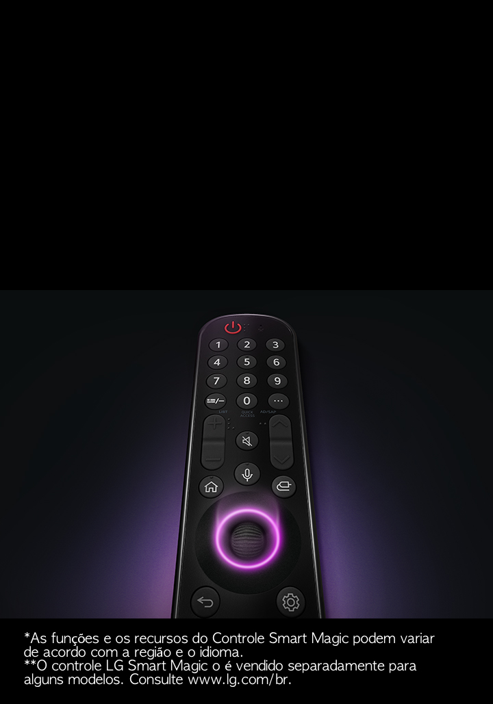 Um controle LG Smart Magic com o botão circular central, enquanto uma luz roxa neon irradia ao redor do botão para destacá-lo. Um brilho roxo suave envolve o controle remoto sobre um fundo preto.