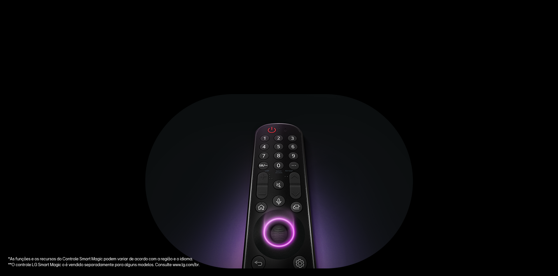 Um controle LG Smart Magic com o botão circular central, enquanto uma luz roxa neon irradia ao redor do botão para destacá-lo. Um brilho roxo suave envolve o controle remoto sobre um fundo preto.