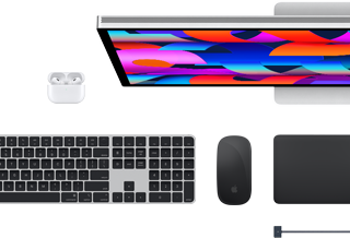 Acessórios para Mac: AirPods, Studio Display, Magic Keyboard, Magic Mouse, Magic Trackpad e cabo MagSafe para recarga na cor meia-noite